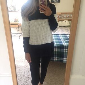 ⭐️4 for $30⭐️ Navy blue and white comfy sweater